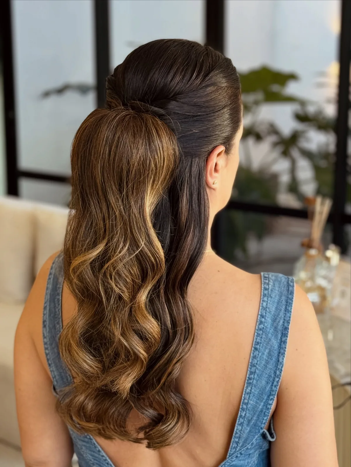 Semipreso com ondas finalizadas, visto de costas, no salão