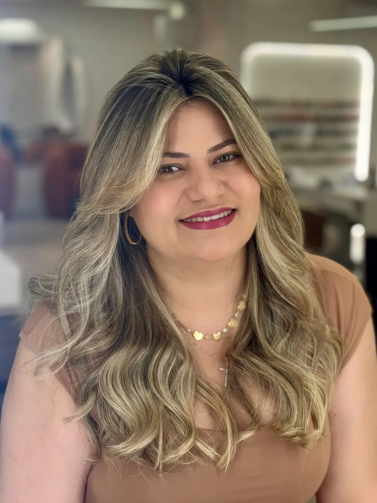 Cabelo longo com mechas loiras e ondas soltas