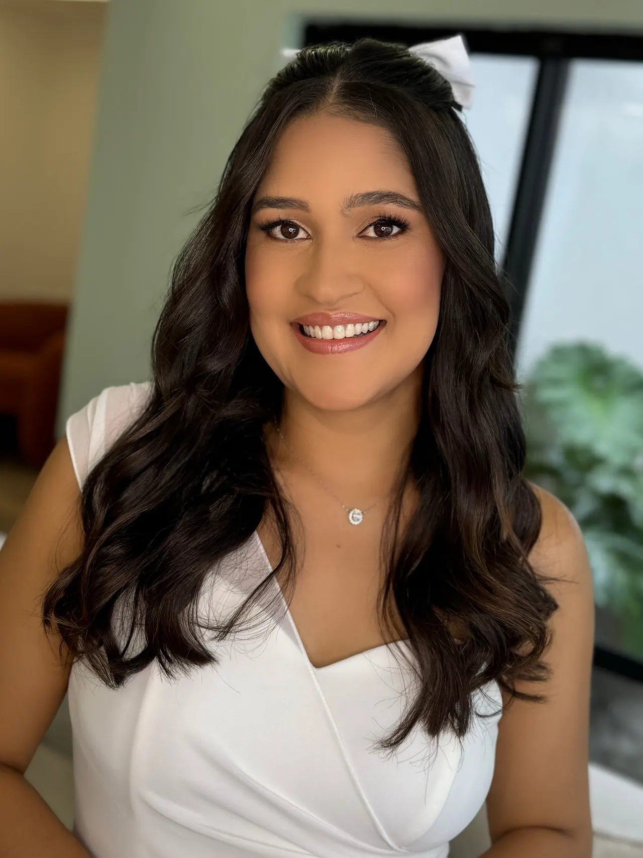 Noiva com semipreso ondulado e laço branco no cabelo